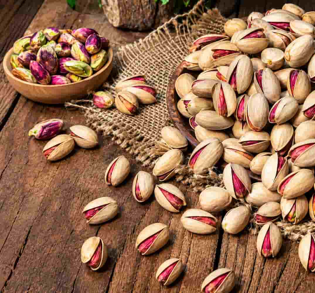 پسته خندان احمد آقایی با رنگ روشن و طعم عالی